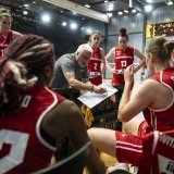 Le coach principal de l'équipe de Suisse, François Gomez entouré des joueuses de la sélection nationale